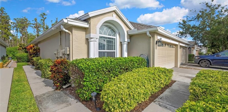 House in Land O' Lakes, Florida 2 bedrooms, 158.49 sq.m. № 2396308