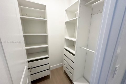 House in Davie, Florida 5 bedrooms, 361.2 sq.m. № 1882066 - photo 22