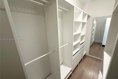 House in Davie, Florida 5 bedrooms, 361.2 sq.m. № 1882066 - photo 18