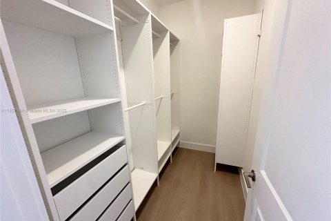 House in Davie, Florida 5 bedrooms, 361.2 sq.m. № 1882066 - photo 27