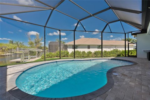 House in Cape Coral, Florida 4 bedrooms, 223.43 sq.m. № 2214785 - photo 27