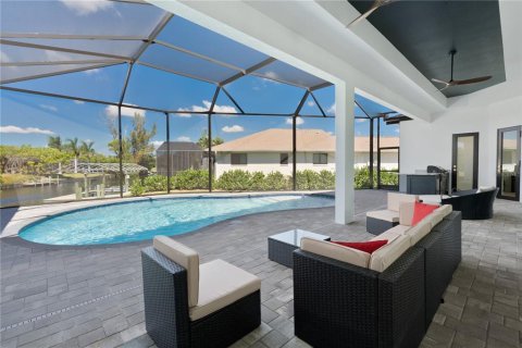 House in Cape Coral, Florida 4 bedrooms, 223.43 sq.m. № 2214785 - photo 28
