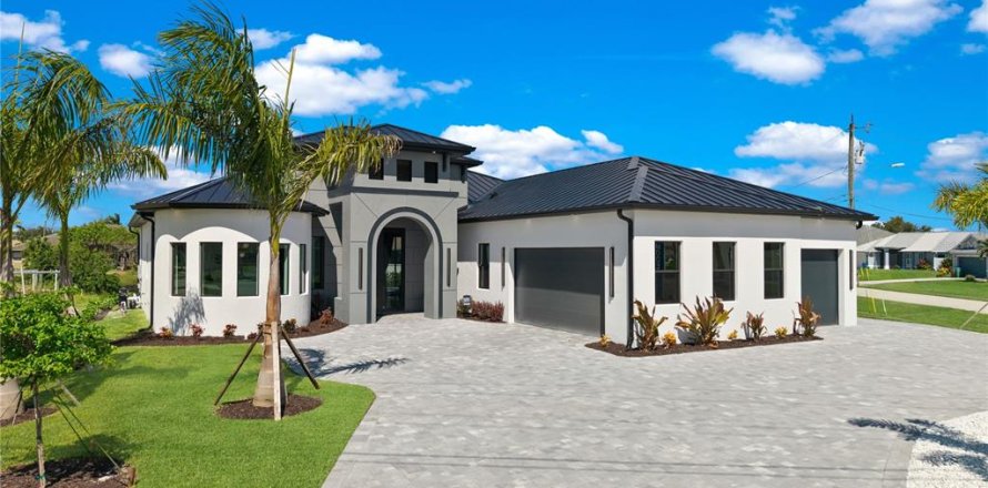 House in Cape Coral, Florida 4 bedrooms, 223.43 sq.m. № 2214785