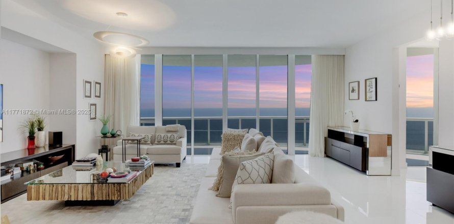 Condo in Sunny Isles Beach, Florida, 3 bedrooms № 1692196