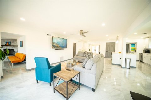 House in Clearwater, Florida 3 bedrooms, 225.75 sq.m. № 2215554 - photo 13