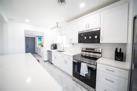 House in Clearwater, Florida 3 bedrooms, 225.75 sq.m. № 2215554 - photo 9
