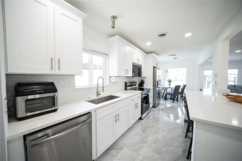 House in Clearwater, Florida 3 bedrooms, 225.75 sq.m. № 2215554 - photo 10