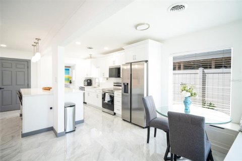 House in Clearwater, Florida 3 bedrooms, 225.75 sq.m. № 2215554 - photo 6