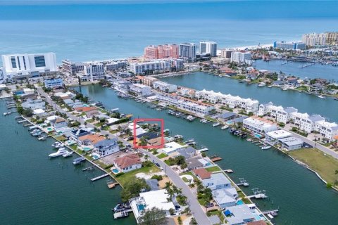 House in Clearwater, Florida 3 bedrooms, 225.75 sq.m. № 2215554 - photo 2