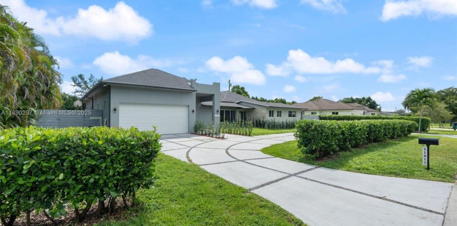 Дом в Майами, Флорида 4 спальни, 299.52м2 № 1944638