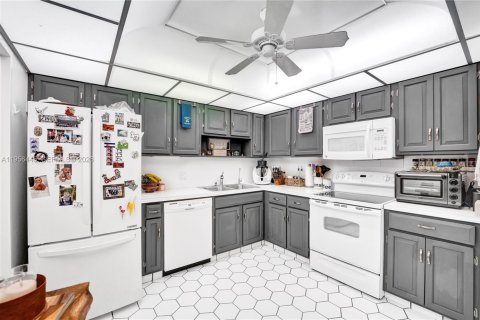 Condo in Pompano Beach, Florida, 2 bedrooms  № 2011169 - photo 20