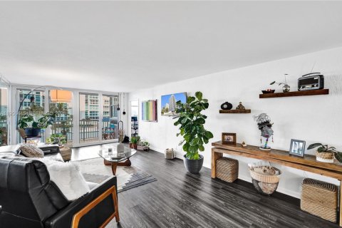 Condo in Pompano Beach, Florida, 2 bedrooms  № 2011169 - photo 18