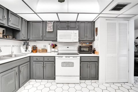 Condo in Pompano Beach, Florida, 2 bedrooms  № 2011169 - photo 19