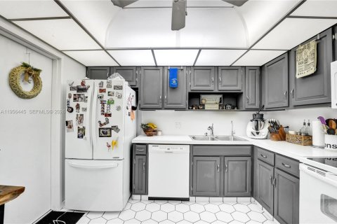 Condo in Pompano Beach, Florida, 2 bedrooms  № 2011169 - photo 21