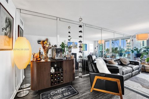 Condo in Pompano Beach, Florida, 2 bedrooms  № 2011169 - photo 8