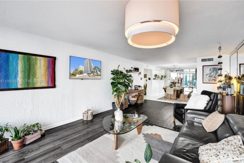 Condo in Pompano Beach, Florida, 2 bedrooms  № 2011169 - photo 9