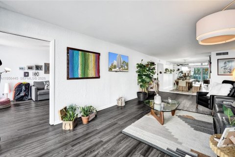 Condo in Pompano Beach, Florida, 2 bedrooms  № 2011169 - photo 10