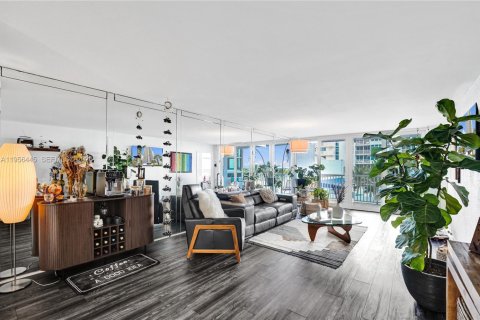 Condo in Pompano Beach, Florida, 2 bedrooms  № 2011169 - photo 17