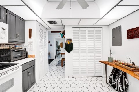 Condo in Pompano Beach, Florida, 2 bedrooms  № 2011169 - photo 24