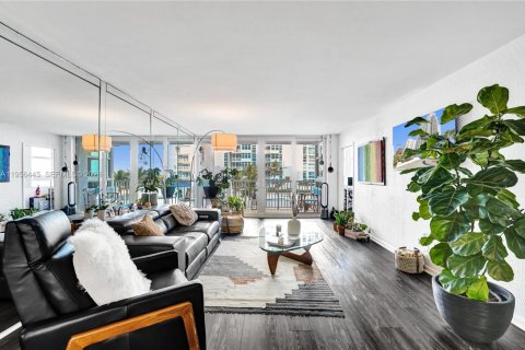 Condo in Pompano Beach, Florida, 2 bedrooms  № 2011169 - photo 5