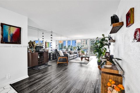 Condo in Pompano Beach, Florida, 2 bedrooms  № 2011169 - photo 16