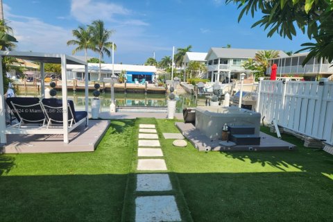 House in Marathon, Florida 2 bedrooms, 100.71 sq.m. № 1923159 - photo 4