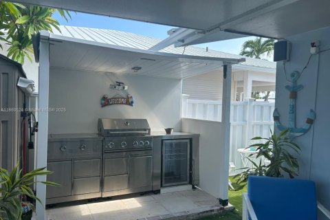 House in Marathon, Florida 2 bedrooms, 100.71 sq.m. № 1923159 - photo 6