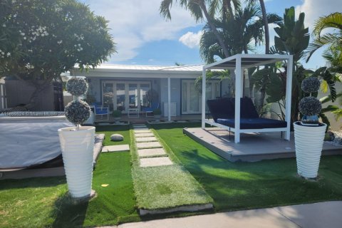 House in Marathon, Florida 2 bedrooms, 100.71 sq.m. № 1923159 - photo 3