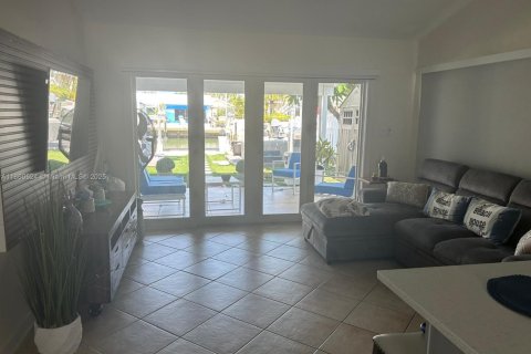 House in Marathon, Florida 2 bedrooms, 100.71 sq.m. № 1923159 - photo 10