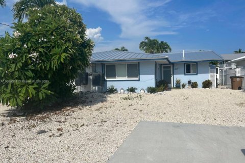 House in Marathon, Florida 2 bedrooms, 100.71 sq.m. № 1923159 - photo 1