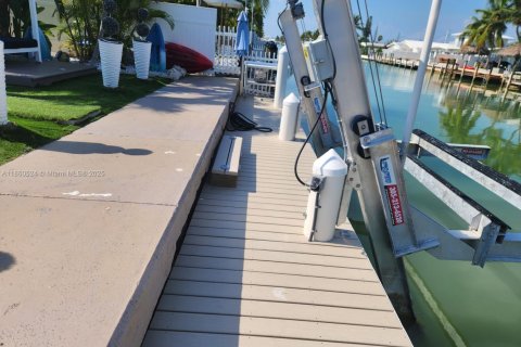 House in Marathon, Florida 2 bedrooms, 100.71 sq.m. № 1923159 - photo 8