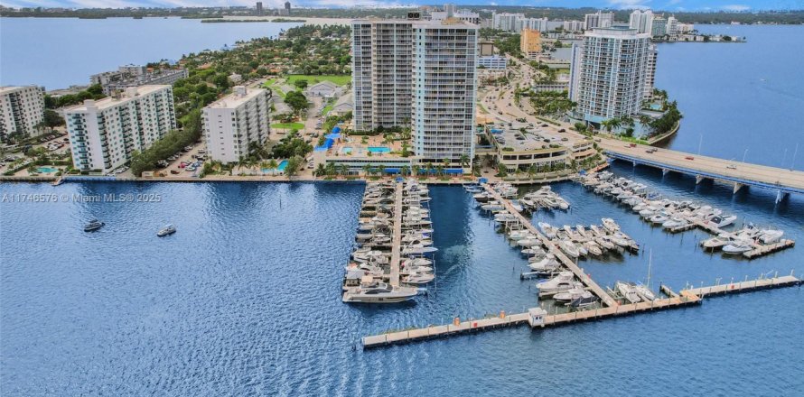 Commercial property in North Bay Village, Florida № 1859847