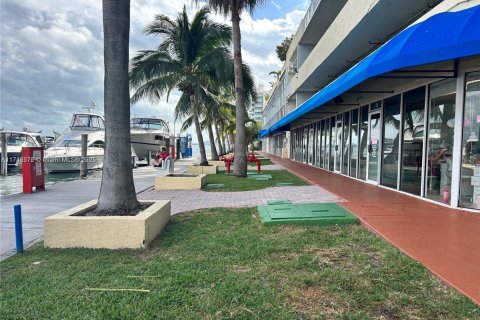 Commercial property in North Bay Village, Florida № 1859847 - photo 6