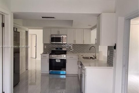 House in Miramar, Florida 3 bedrooms, 168.25 sq.m. № 1926633 - photo 25