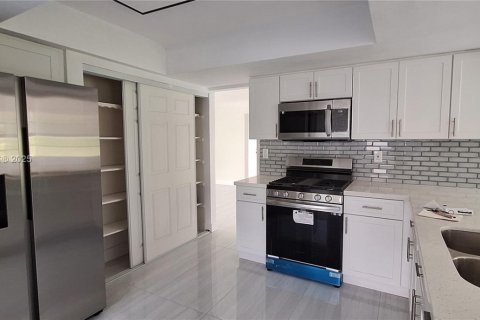 Villa ou maison à vendre à Miramar, Floride: 3 chambres, 168.25 m2 № 1926633 - photo 18