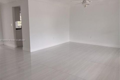 House in Miramar, Florida 3 bedrooms, 168.25 sq.m. № 1926633 - photo 28