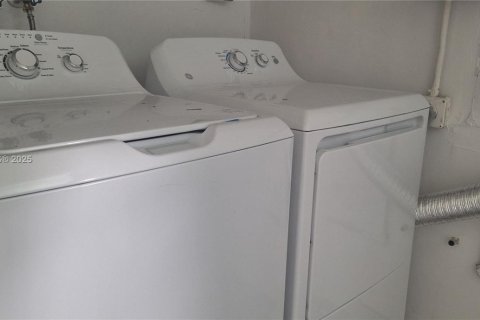 House in Miramar, Florida 3 bedrooms, 168.25 sq.m. № 1926633 - photo 26