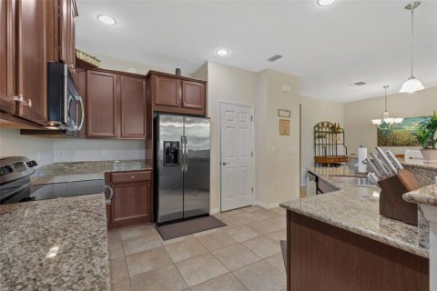 House in North Fort Myers, Florida 3 bedrooms, 167.69 sq.m. № 2388102 - photo 5