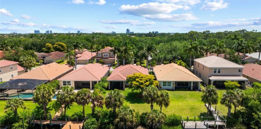 House in North Fort Myers, Florida 3 bedrooms, 167.69 sq.m. № 2388102