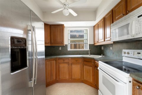 House in Lighthouse Point, Florida 2 bedrooms, 82.5 sq.m. № 1928088 - photo 5