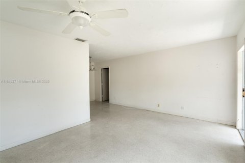 House in Lighthouse Point, Florida 2 bedrooms, 82.5 sq.m. № 1928088 - photo 4