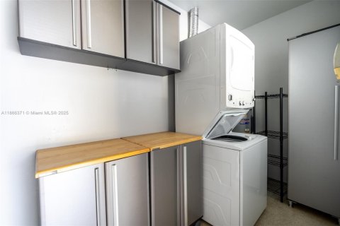 House in Lighthouse Point, Florida 2 bedrooms, 82.5 sq.m. № 1928088 - photo 16