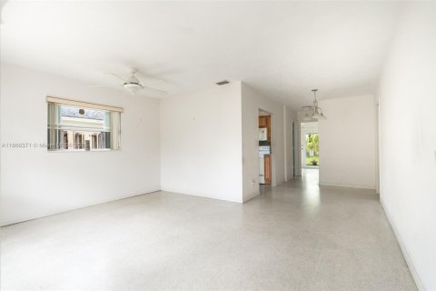 House in Lighthouse Point, Florida 2 bedrooms, 82.5 sq.m. № 1928088 - photo 3