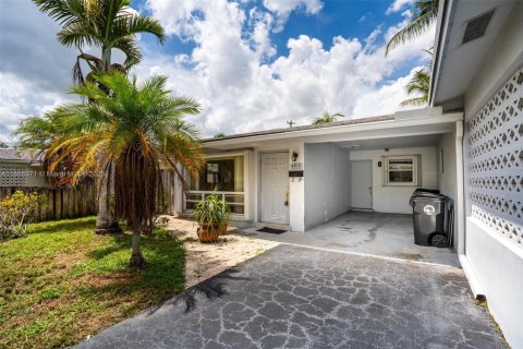 House in Lighthouse Point, Florida 2 bedrooms, 82.5 sq.m. № 1928088 - photo 1