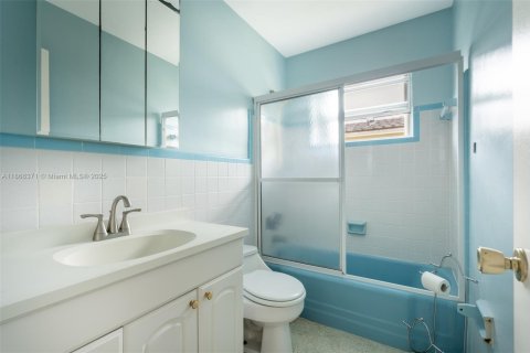 House in Lighthouse Point, Florida 2 bedrooms, 82.5 sq.m. № 1928088 - photo 13