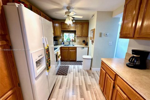 Condo in Pembroke Pines, Florida, 2 bedrooms  № 1806155 - photo 15