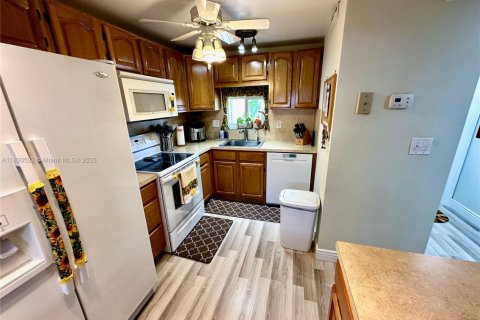 Condo in Pembroke Pines, Florida, 2 bedrooms  № 1806155 - photo 13