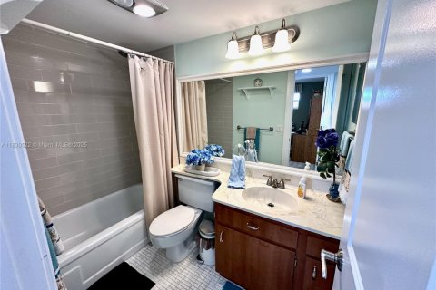 Condo in Pembroke Pines, Florida, 2 bedrooms  № 1806155 - photo 12