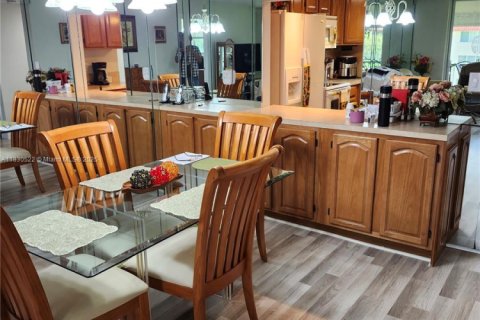 Condo in Pembroke Pines, Florida, 2 bedrooms  № 1806155 - photo 1