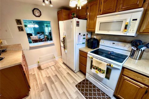 Condo in Pembroke Pines, Florida, 2 bedrooms  № 1806155 - photo 14